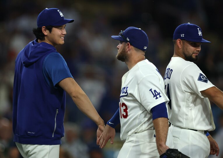 大谷がスイングで苦悶の表情＆ベンチでは明るく…テレビに映らないドジャースの光景を見る（写真は右に続きます）　©Getty Images