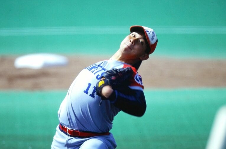 1994年開幕戦、ノーヒットノーランまであと3人の快投を続ける野茂英雄。しかし先制弾の4番・石井浩郎に交代が告げられて…　©Koji Asakura