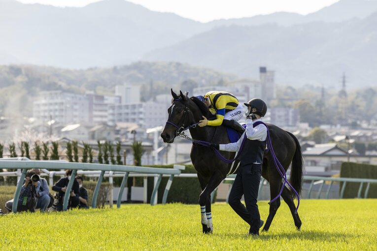 レース後、スターズオンアースの頑張りを称える川田将雅　©Photostud
