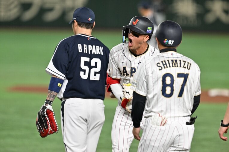 第2打席で反撃の口火を切るタイムリーを放ち、雄叫びをあげるヌートバー　©Naoya Sanuki