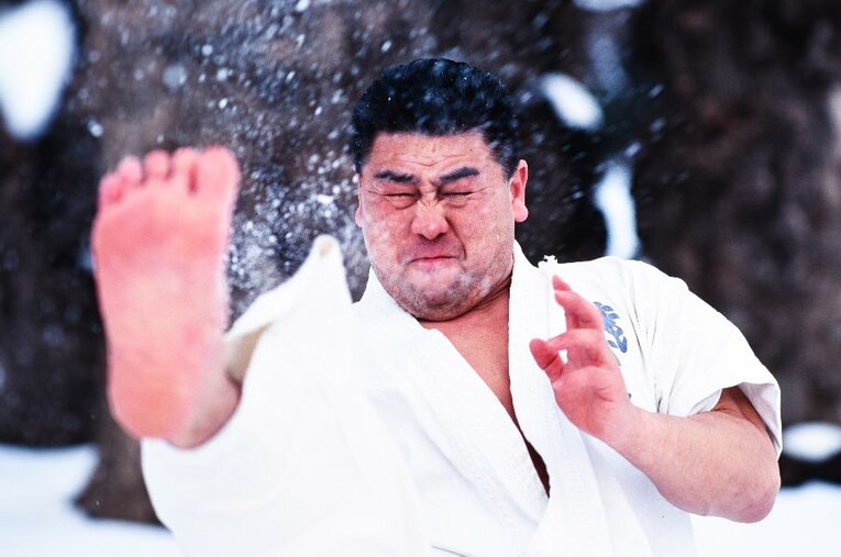 7月6日に65歳で亡くなった「館長」こと青柳政司。筆者は1992年2月、札幌・円山公園で“裸足の雪中撮影”を敢行した ／ photograph by Essei Hara