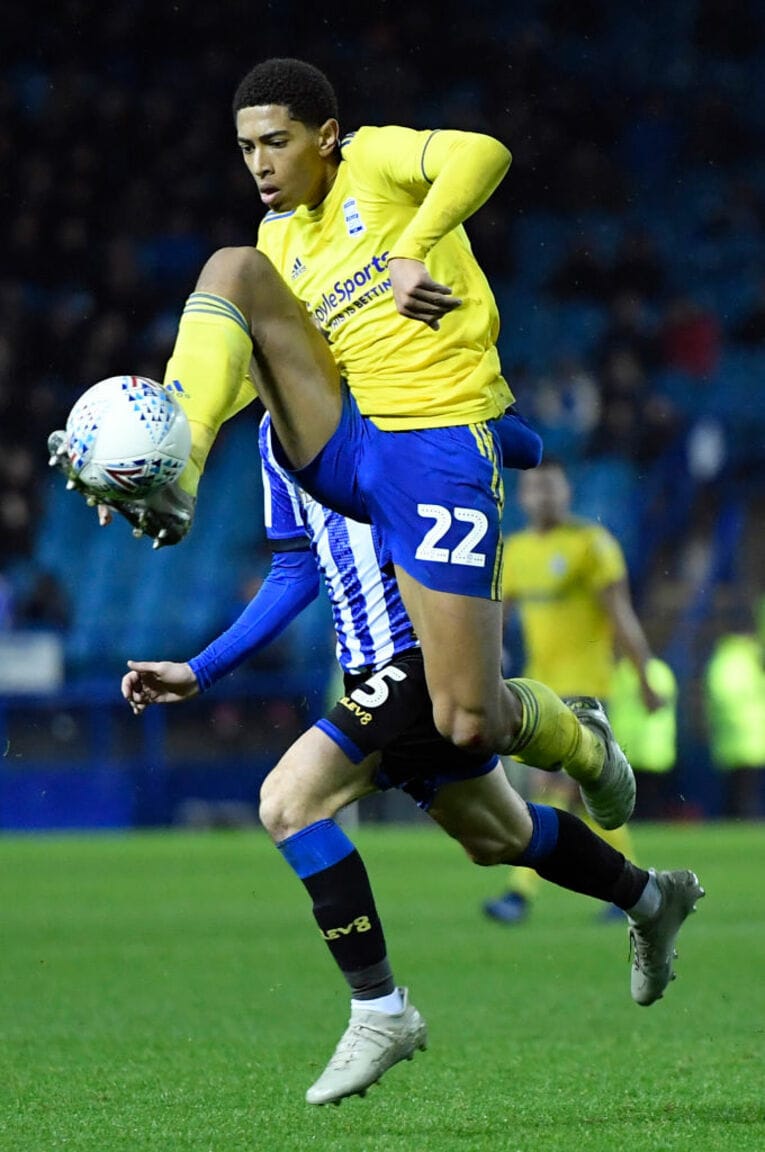 2019年、16歳当時のベリンガムが見せた“変態トラップ”　©Getty Images