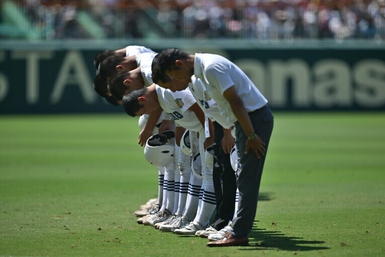 準決勝で日大三に敗れた県岐阜商。スタンドに深々と礼をする　©Hideki Sugiyama