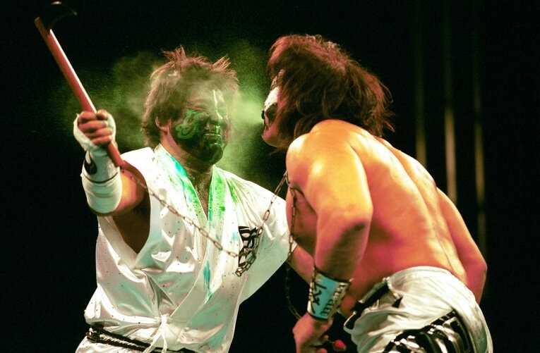 緑の毒霧をニタに吹き付けるムタ