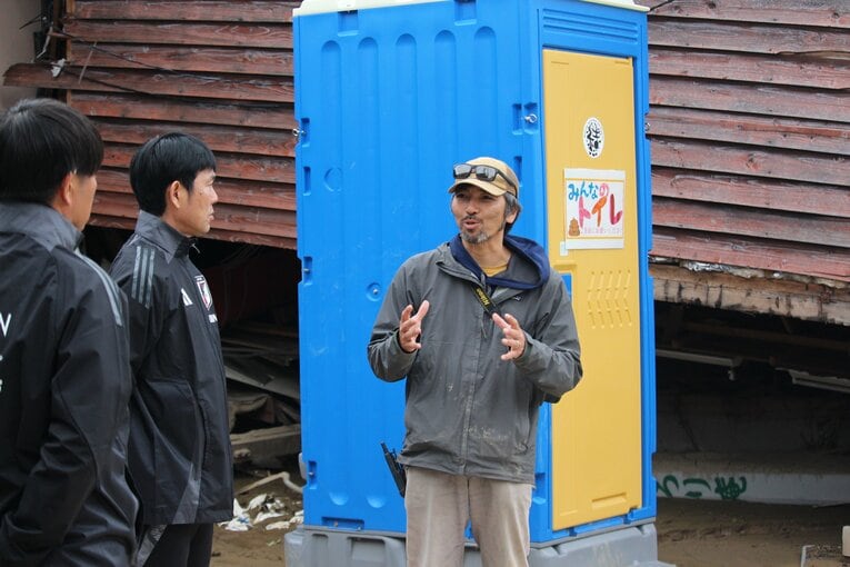 「JFAリスペクト委員会防災・復興支援部会」では災害支援のスペシャリストと情報を共有する機会を設け、日頃の準備から現地での支援活動まで、的確・迅速に対応できるよう備えている。能登では部会員でもある前原土武氏が率いる「災害NGO結」と行動を共にした　©️Hideki Sugiyama