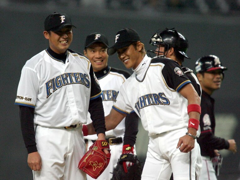 引退登板を終えた岩本（左）に声をかける盟友・新庄　©︎SANKEI SHIMBUN