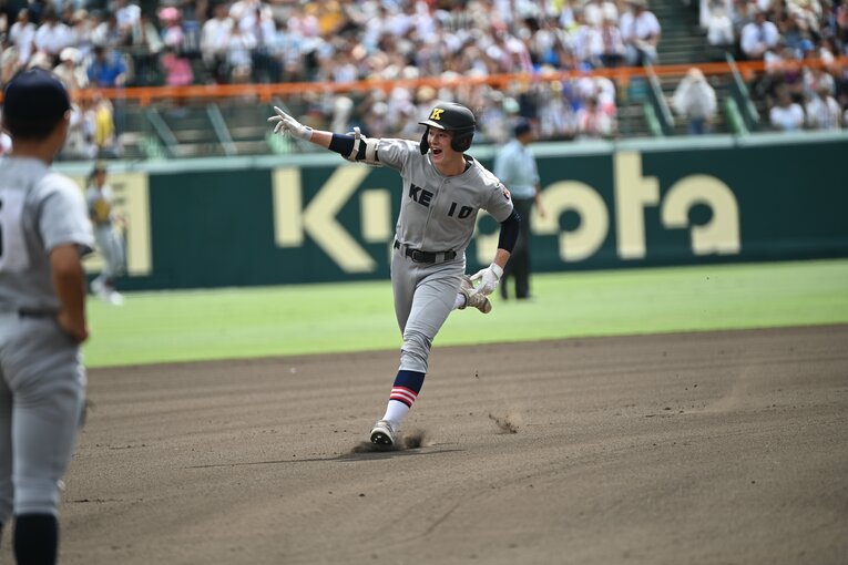 仙台育英高との決勝で先頭打者本塁打を放った丸田。この年の慶応旋風のアイコン的なプレーヤーとなった　©Naoya Sanuki