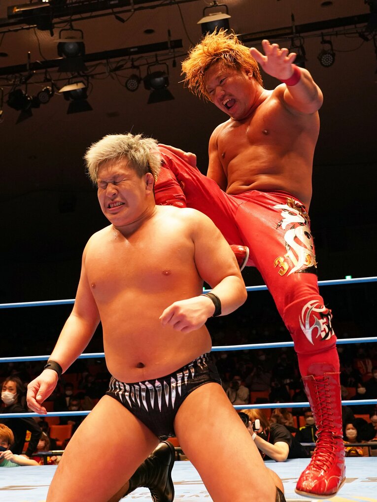 本田に強烈な膝蹴りを入れる宮原