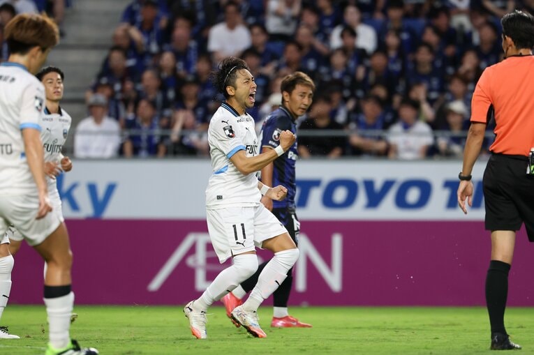 2025年7月20日、ガンバ大阪戦でJ1通算144得点目を決めた小林悠　©J.LEAGUE