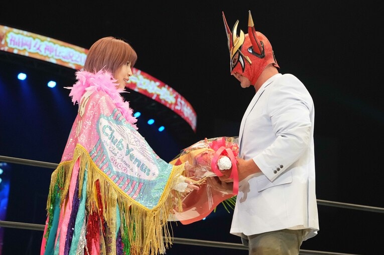 獣神サンダーライガーから激励の花束を受け取る白川未奈