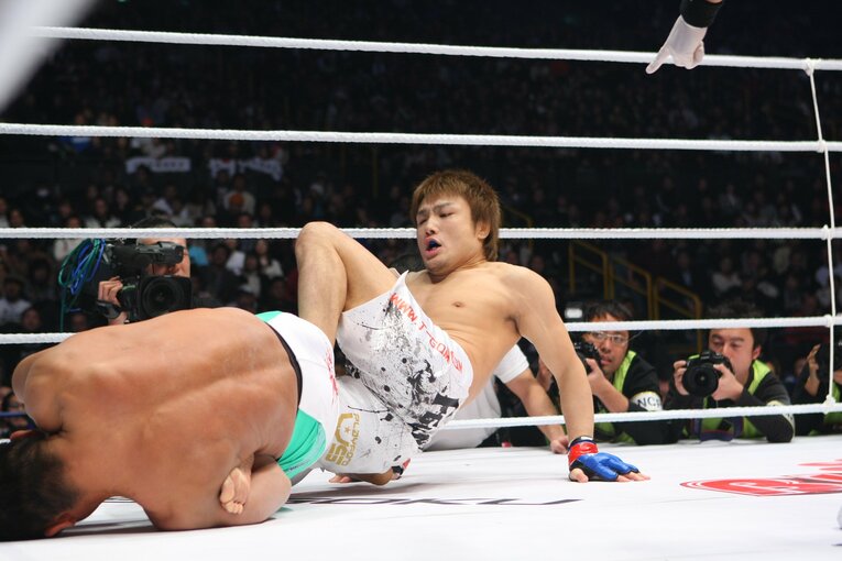 足関節を得意とする北岡にアキレス腱固めを決められて一本負け