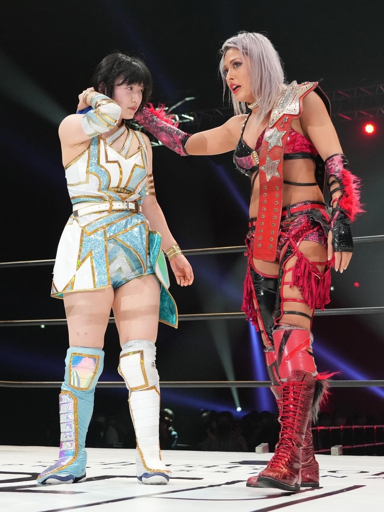 デビュー戦後、ジュリアに激励されるさくらあや　Essei Hara