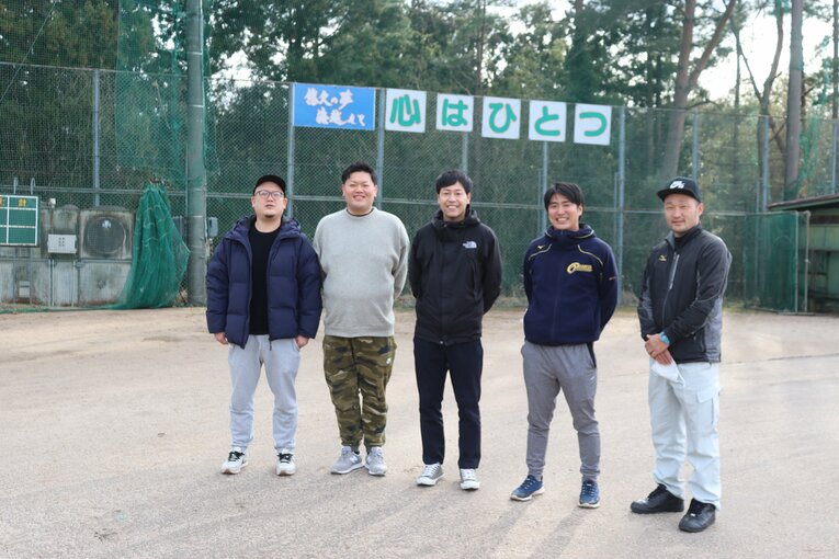 左から隠岐高OBの岩水潤さん・藤野真一郎さん、安部大地部長、渡部謙監督、OB平田稔さん。甲子園出場したOBたちも母校の復活を願っている ©Yuki Kashimoto
