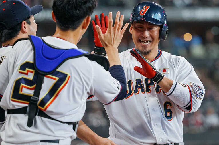 プロ野球OBによる日韓戦に出場し、ホームランを放った中田翔さん（2025年11月） ／ photograph by JIJI PRESS