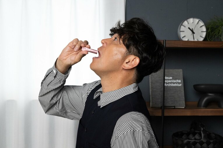 芸人人生そしてバファローズの推し活のために、少しでものどに違和感を覚えたら必ず飲んでいる『龍角散ダイレクトスティック ピーチ』（第3類医薬品）
※使用上の注意をよく読み、用法・用量を守って正しく服用してください。