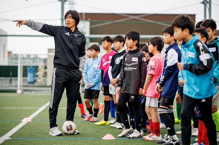 中村俊輔のアドバイスを真剣な表情で聞く参加者たち ／ photograph by Kiichi Matsumoto