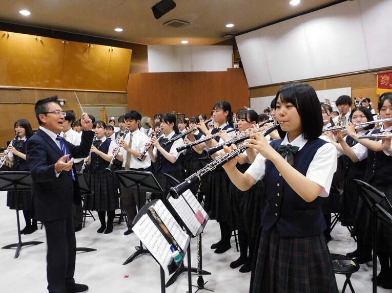 梅田先生の指揮のもと、弾むような音が流れ出す　©︎Haruka Sato