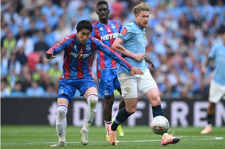 FA杯決勝、デブライネとマッチアップする鎌田　©Getty Images