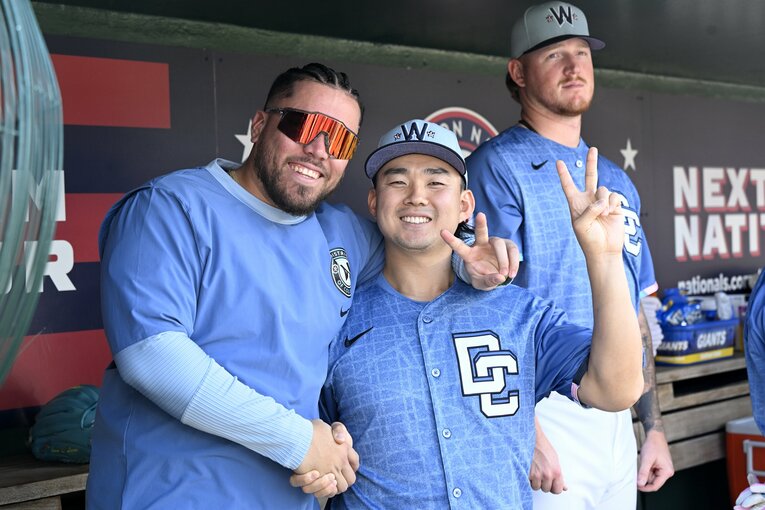 チームメートと笑顔を見えplる　©Getty Images