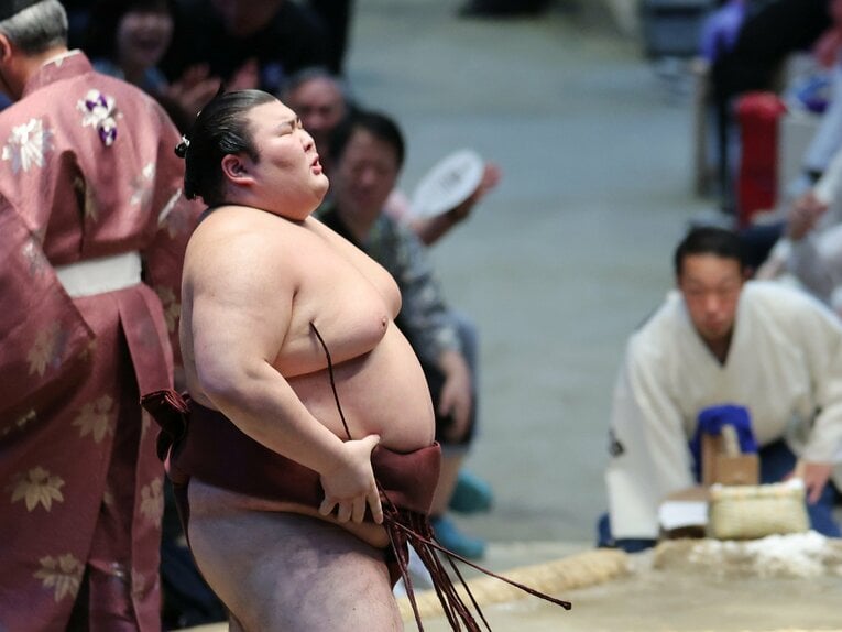 優勝決定巴戦で安青錦に敗れ、天を仰ぐ熱海富士　©JIJI PRESS