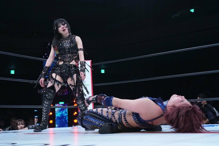 ダウンしても起き上がってくる安納サオリを見つめる上谷沙弥　©Essei Hara