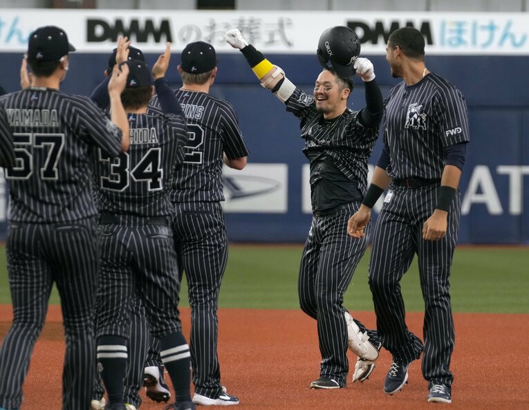 13日の広島戦でサヨナラ安打を放ったT-岡田　©︎KYODO