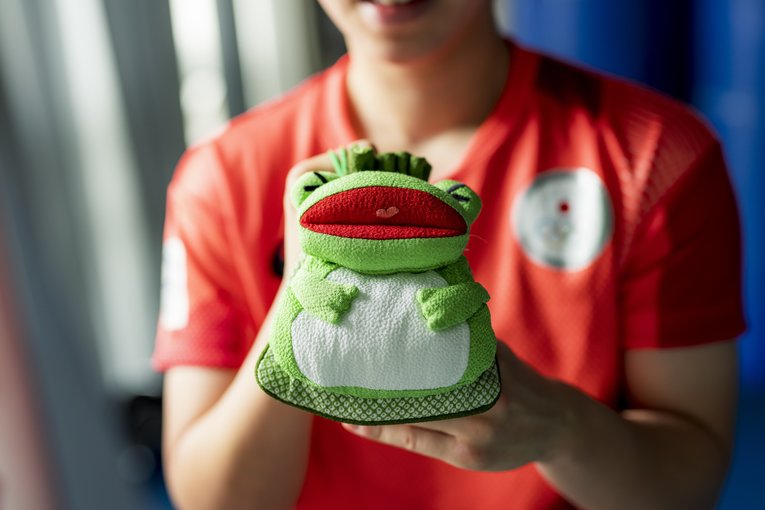 入江聖奈のカエルのポーチ　©︎Kiichi Matsumoto