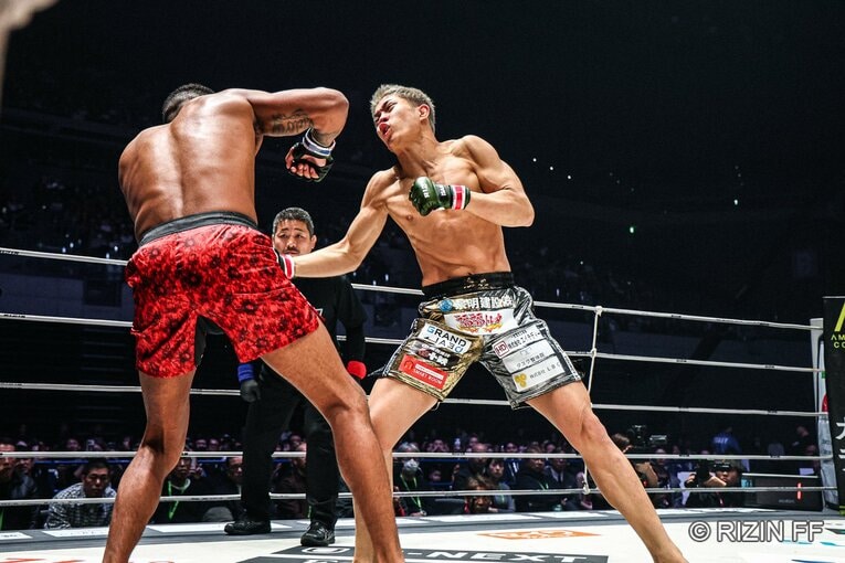 秋元強真vs.パッチー・ミックス　©RIZIN FF