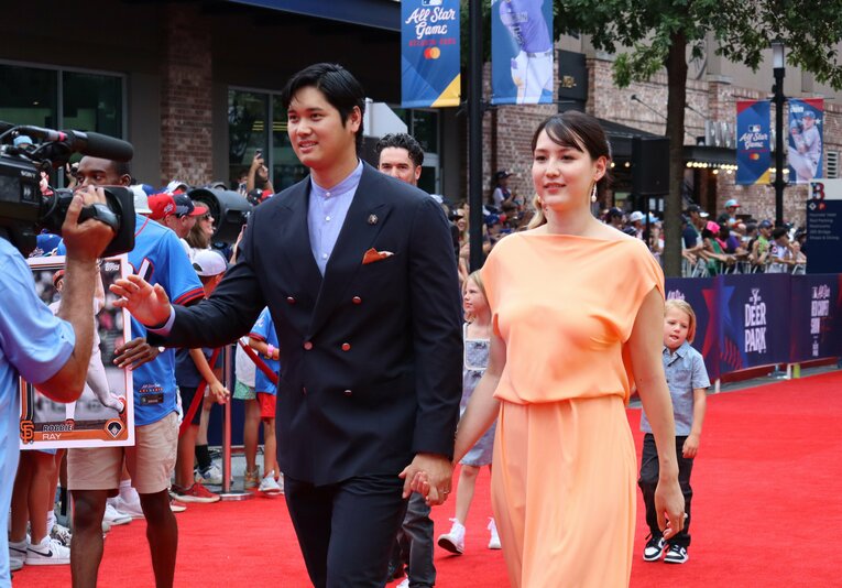 【“テレビに映らない”翔平＆真美子さんの球宴レッドカーペット／全10枚超】真美子夫人を颯爽とエスコート…写真はまだまだ続きます　©JIJI PRESS