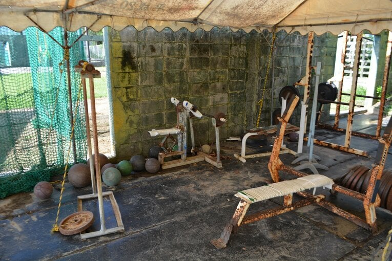 沖縄水産野球部の年季の入ったウェイト器具　©Takarin Matsunaga