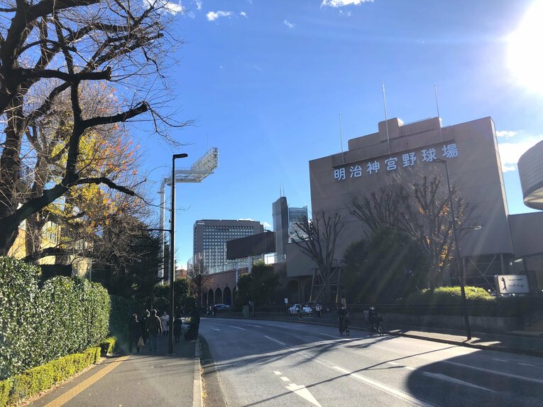 軟式野球場と神宮球場は道路一本隔てるだけの距離　photograph by Kenichiro Tazawa