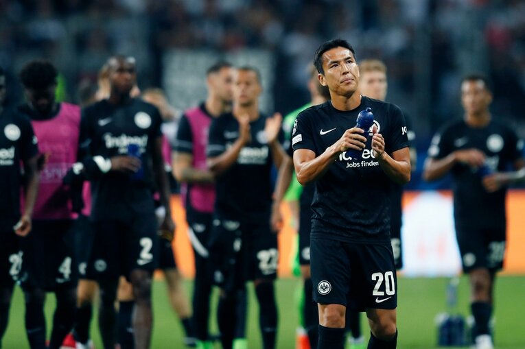 「“鎌田大地と守田英正が一緒に写った1枚”を狙いたいけど…」「長谷部誠はすでにコーチのように」CL日本人対決と“美しい夕焼け”撮影ウラ話(38)