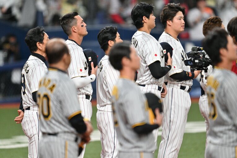 国歌斉唱中の大谷、ヌートバー　©Naoya Sanuki