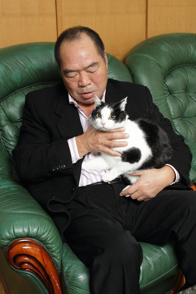 愛猫と戯れるガッツ石松（2010年） ©Shigeki Yamamoto