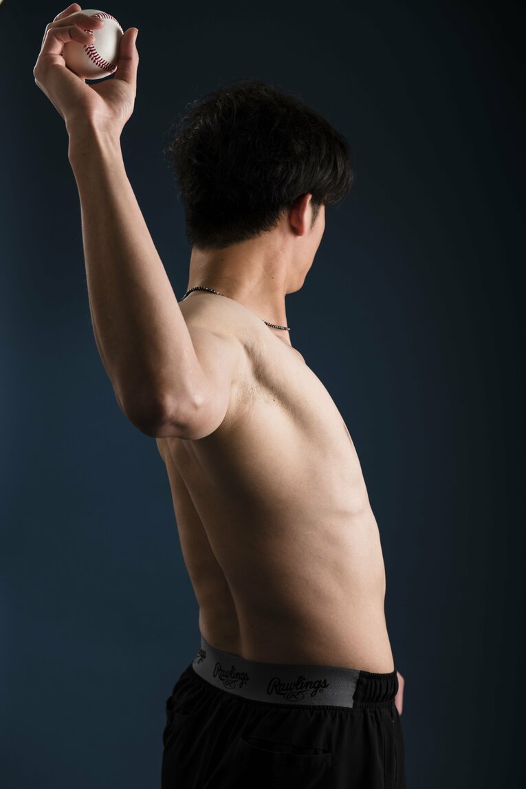 Number1066号「筋肉特集」に登場したオリックス山崎颯一郎（24歳）。自慢の部位は「肩周り」とのこと　©︎Kurashina Naohiro