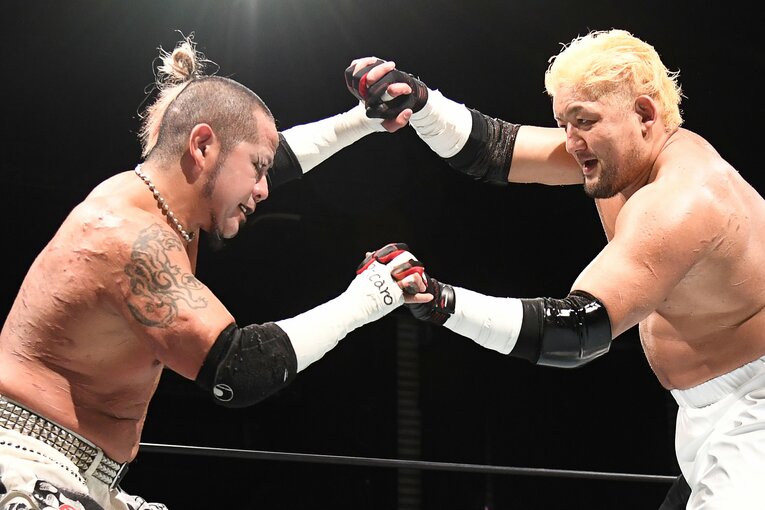 葛西（左）は石川に「お前となら通常のプロレスルールでも刺激を与えてくれそうだ」と語った（写真をクリックすると「この記事の写真全24枚」にとびます。流血等の過激な写真を含みますので、ご注意ください）