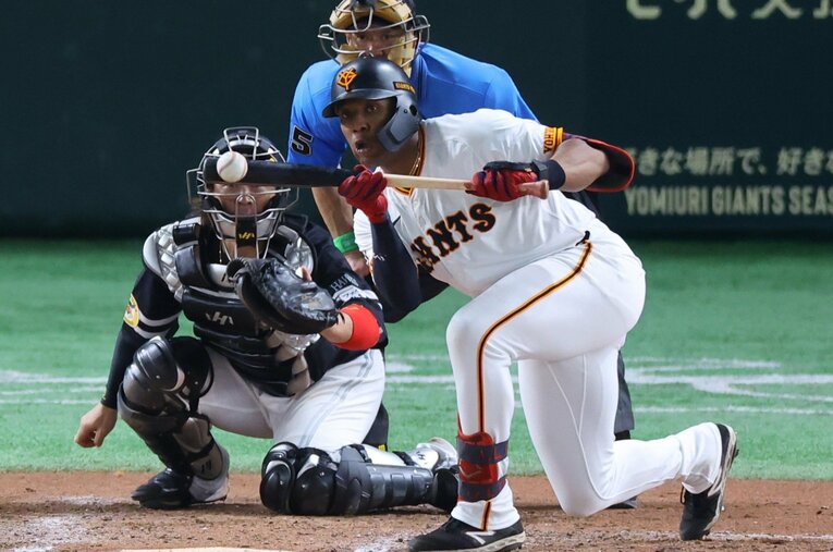 交流戦ソフトバンク戦、巨人・阿部慎之助監督のオコエへのセーフティスクイズ指示について賛否両論が巻き起こったというが…果たして監督の意図は？ ／ photograph by SANKEI SHIMBUN