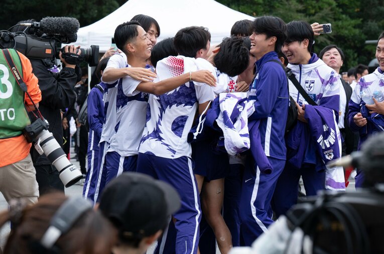 全日本大学駅伝で出雲駅伝の悔しさを晴らし、喜ぶ駒澤大学の選手たち　©Tadashi Hosoda