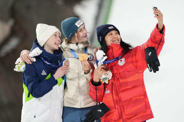 ミラノ・コルティナ五輪女子ノーマルヒルの現地写真【スワイプするとそのほかの写真もご覧になれます】　©Tsutomu Kishimoto／JMPA
