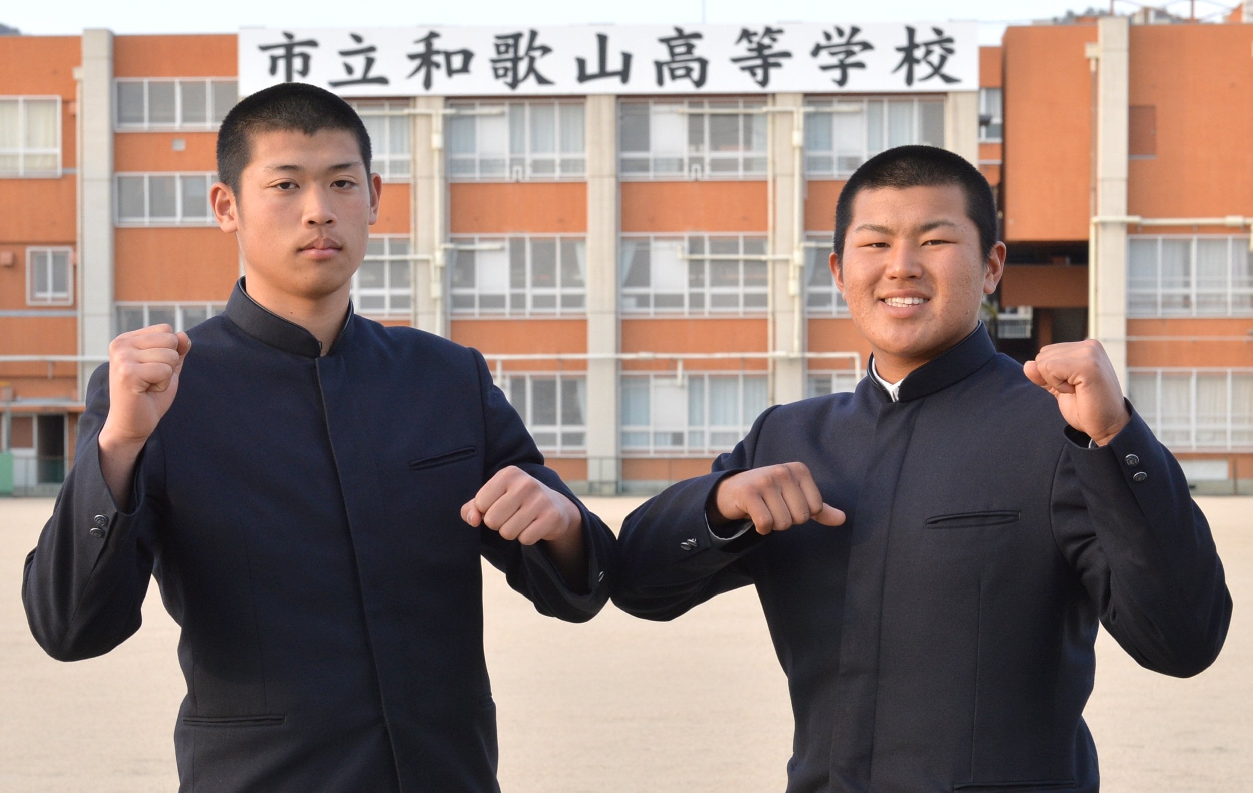 市立和歌山高校時代の小園健太投手（左、現DeNA）と松川虎生主将。写真は2人が高2の2月に撮影（2021年）