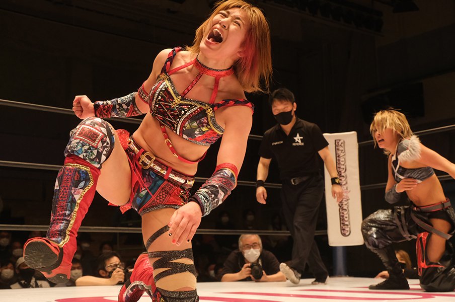 朱里とジュリア、“赤いベルト”戦を前にタッグ解散…スターダムを大きく変える「容赦なし」の対決とドンナ・デル・モンド結成秘話<Number Web> photograph by Norihiro Hashimoto