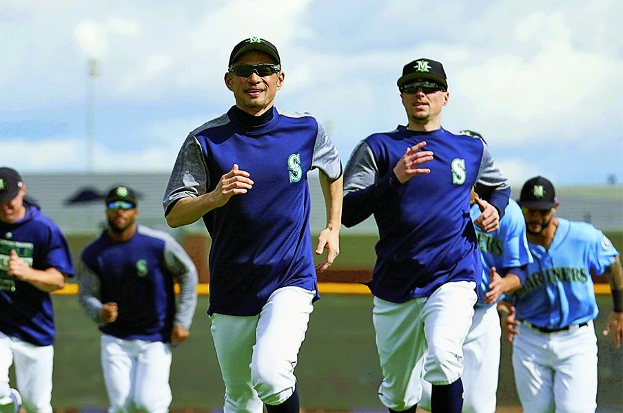 菊池雄星も思わず「うわぁ」。イチローの選手人生が再始動。~選手と呼ばれることが「気持ちいい」~<Number Web> photograph by KYODO