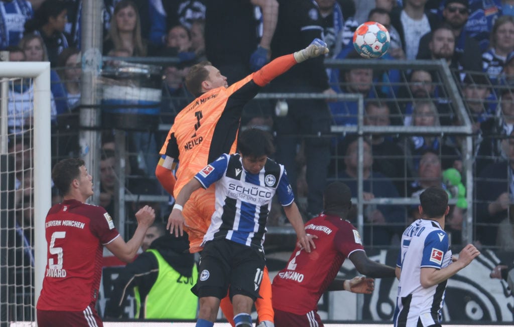 ノイアー相手に臆することなく競り合う奥川　©Getty Images