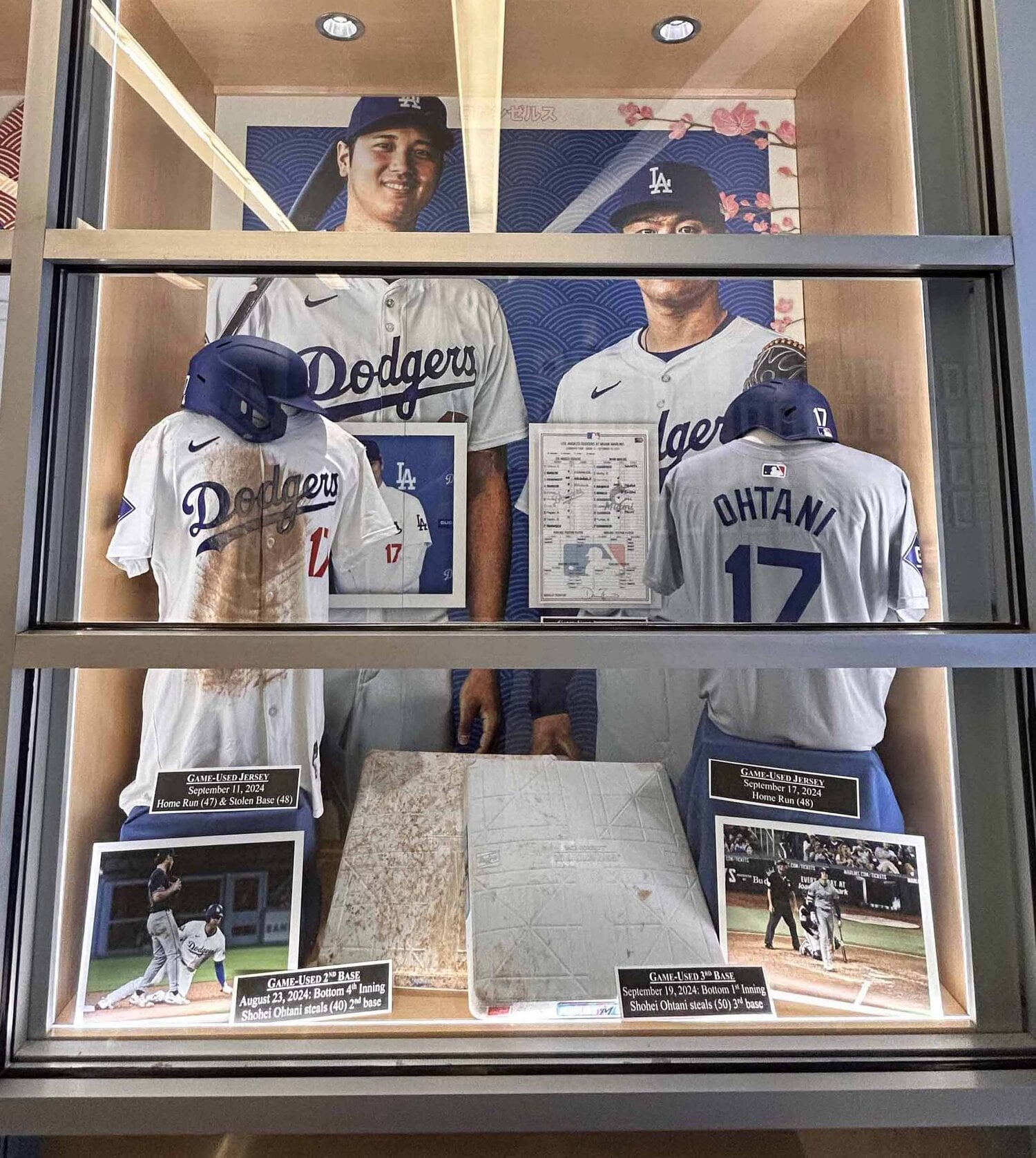 ドジャースタジアム内に早速展示された「50-50」の記念品。50盗塁目の三塁ベースはあるが、50本塁打目のボールはない　©JIJI PRESS