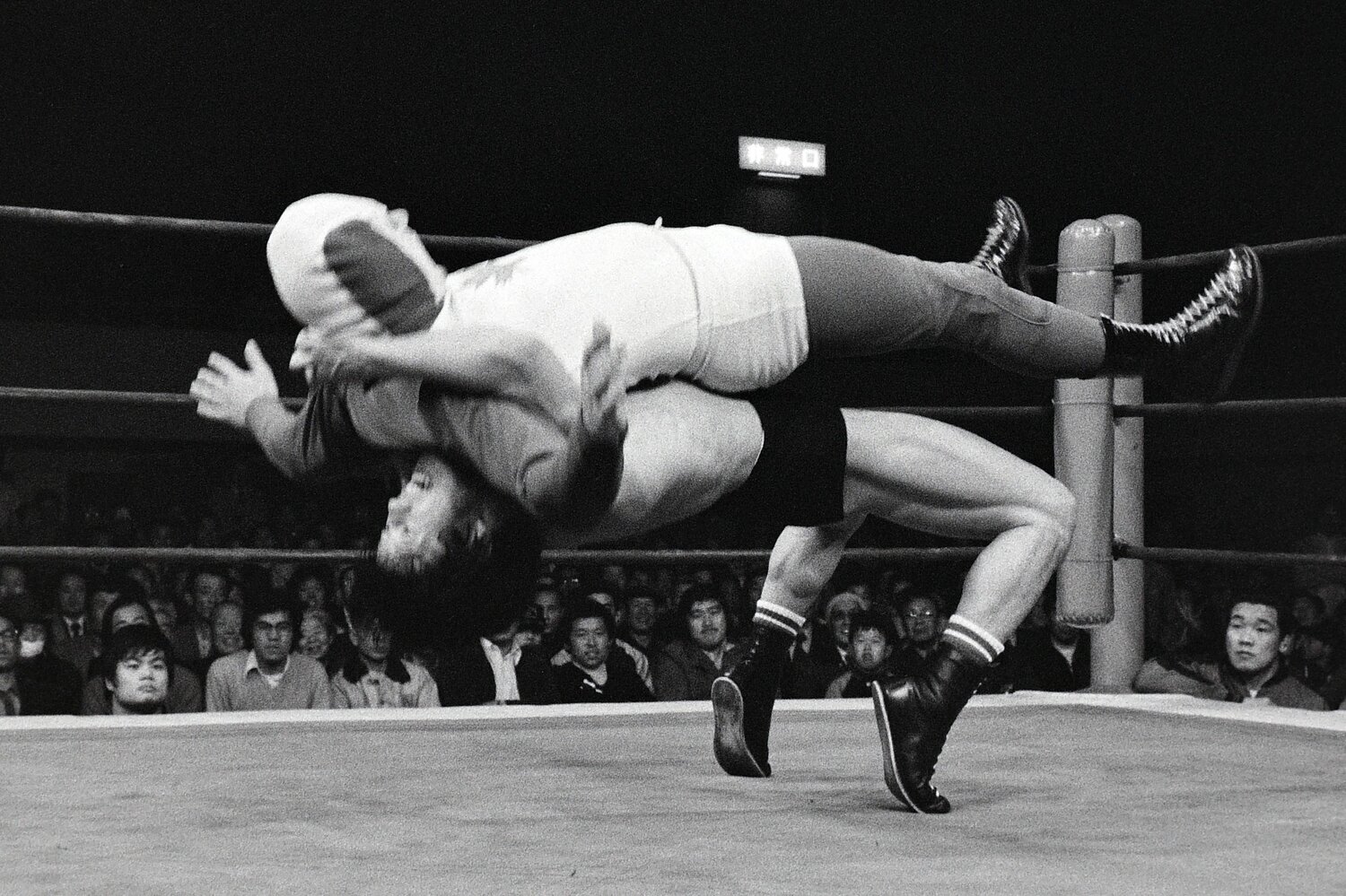 フルネルソンの体勢から放つドラゴン・スープレックスは藤波の代名詞となった