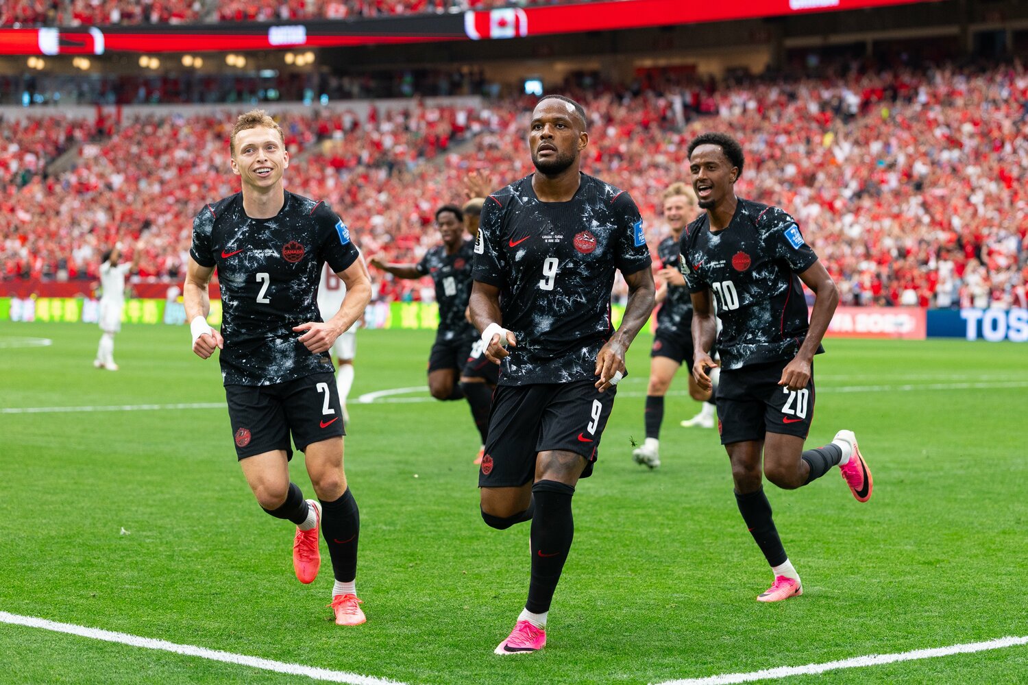 10位カナダ／Away「モノトーンでまとめつつ、赤系の小物でNIKEロゴにリンクさせてもいい」 ©Getty Images