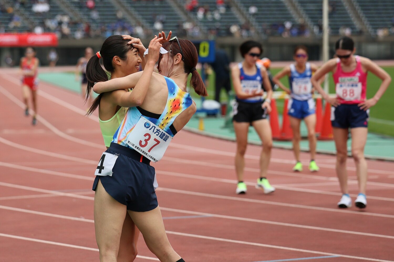 金栗記念で田中に感謝を伝える山本　©JIJI PRESS