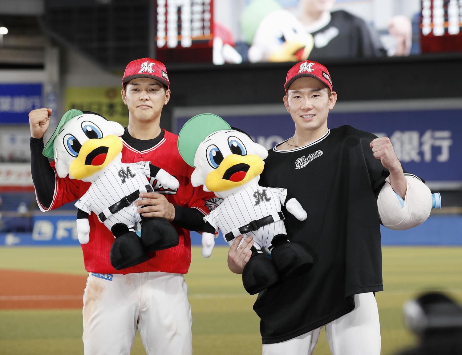 昨年の9月11日オリックス戦で中村奨吾（左）とともに写真に収まった中村稔弥　©︎Kyodo News