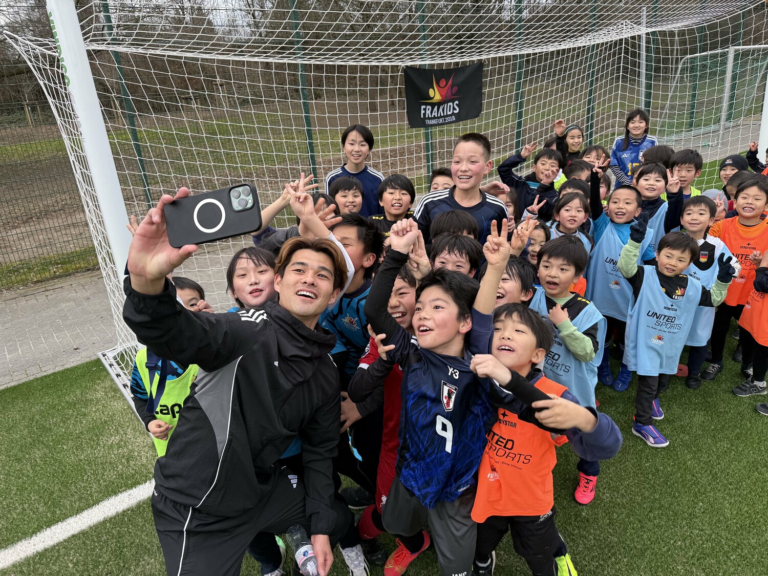 フランクフルトで日本人チームの子どもたちを教えた佐野　©Shin Toyofuku