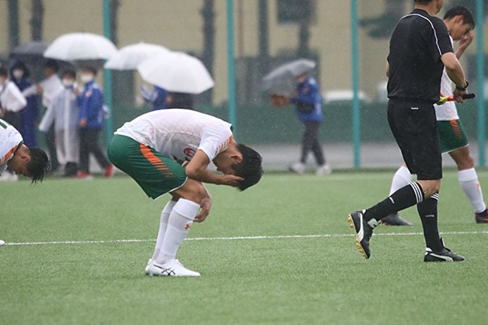 試合終了のホイッスルとともに崩れ落ちた内間。プレーや言葉からこの試合に懸ける思いが伝わってきた ©︎Takahito Ando